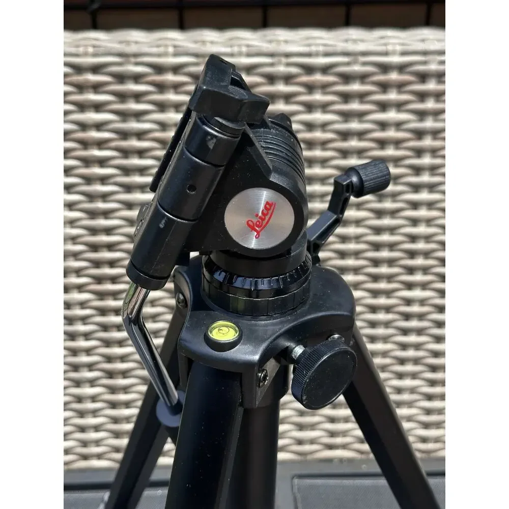 Leica TRI 100 Aluminum Tripod with Carrying Bag in Box - 70–172cm